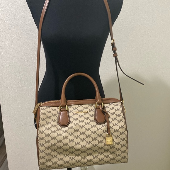 NWOT Michael Kors bag no signs of wear. Stickers are still on bottom. - Picture 5 of 12